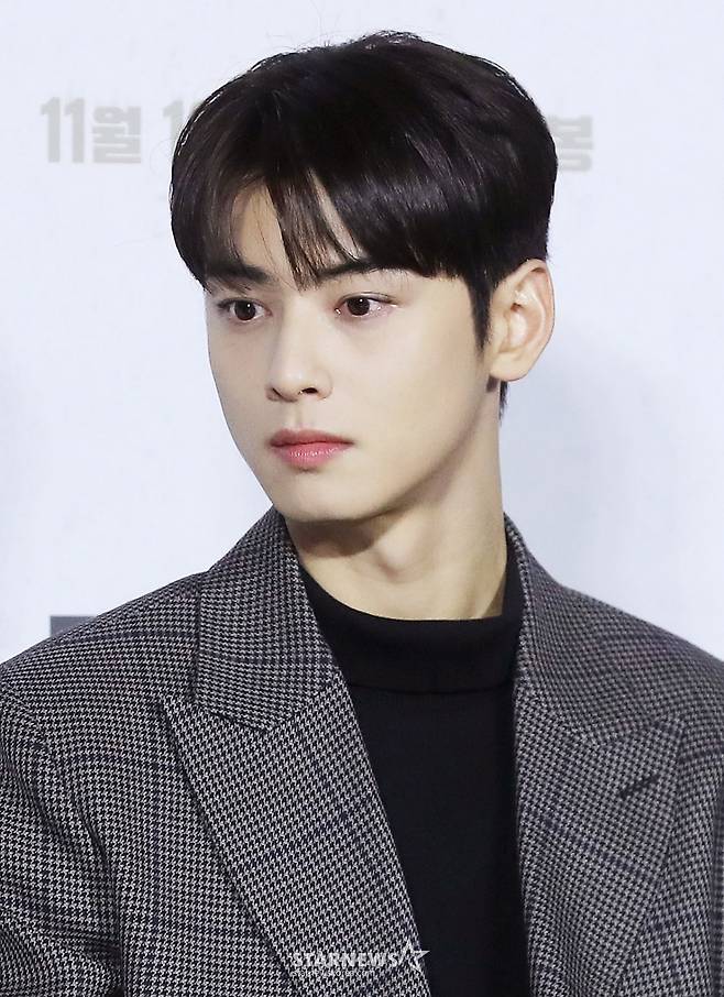 아스트로 차은우가 21일 오전 서울 광진구 롯데시네마 건대입구점에서 진행된 영화 '데시벨' 제작보고회에서 생각에 잠겨 있다. '데시벨'은 소음이 커지는 순간 폭발하는 특수 폭탄으로 도심을 점거하려는 폭탄 설계자(이종석 분)와 그의 타깃이 된 전직 해군 부함장(김래원 분)이 벌이는 사운드 테러 액션 영화. 11월 16일 개봉. 2022.10.21