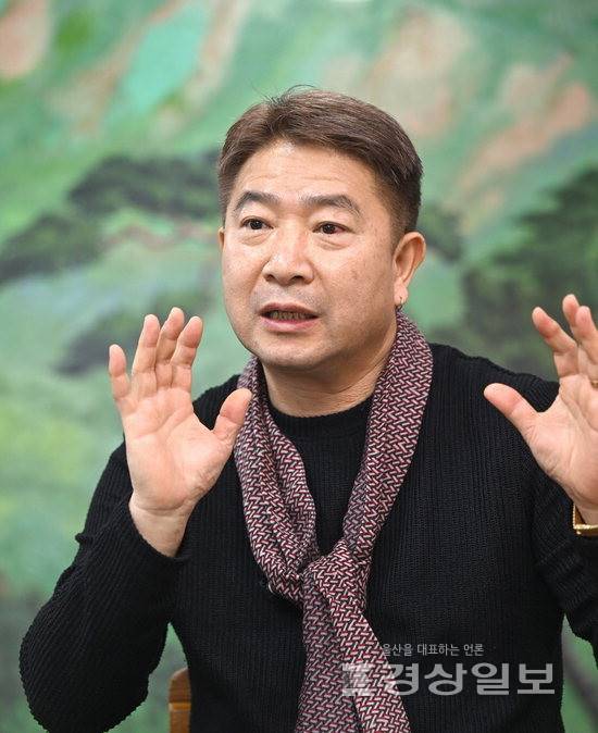 ▲ 김광석 차기 울산미술협회장이 공약 중 협회 사무국 확장 이전계획에 대해 설명하고 있다. 김동수기자 dskim@ksilbo.co.kr