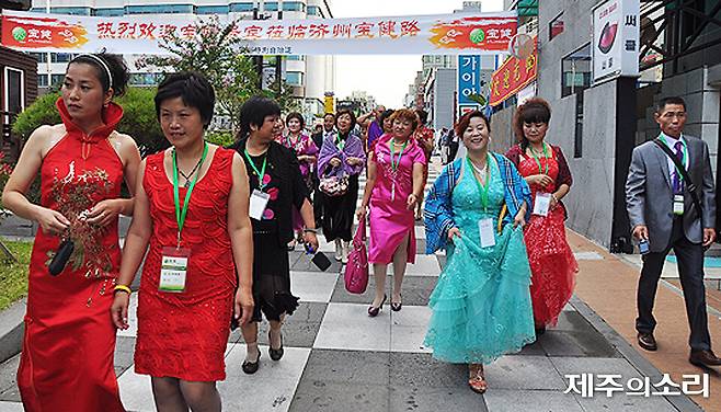 2011년 11월 중국 바오젠그룹 포상 관광단 유치 당시 제주도가 명명한 바오젠거리. 현 누웨마루거리다.