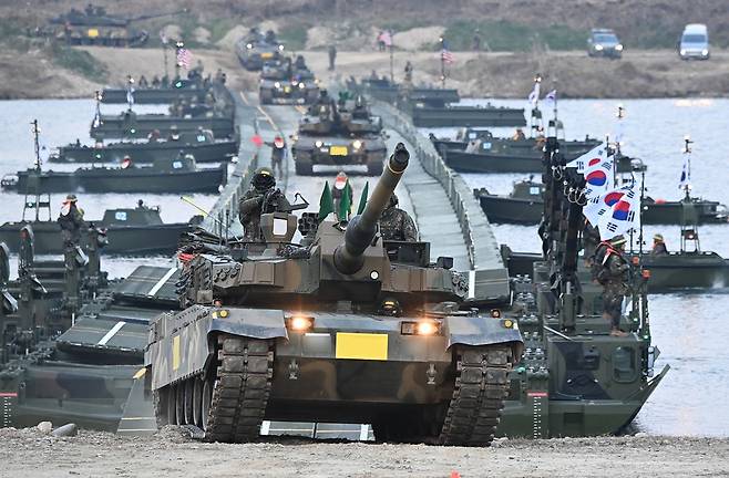 경기 여주 남한강 일대에서 진행된 한미연합 도하훈련에서 K2 전차가 부교를 건너고 있는 모습. 뉴시스