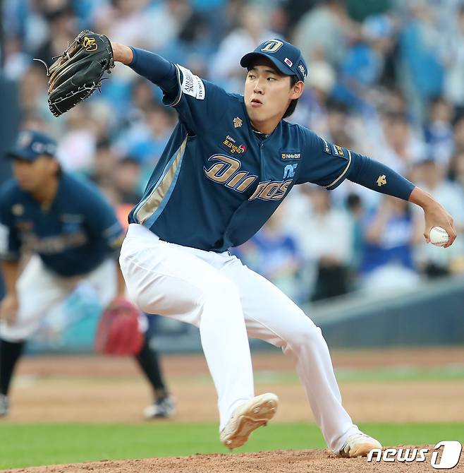 6일 오후 대구 삼성라이온즈파크에서 열린 프로야구 '신한은행 SOL 2023 KBO리그' NC 다이노스와 삼성 라이온즈의 경기, 5회말 2사 1루 상황 마운드에 오른 NC 투수 정구범이 역투하고 있다. 2023.6.6/뉴스1 ⓒ News1 공정식 기자