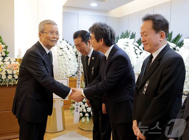 김종인 전 국민의힘 비상대책위원장이 28일 서울 종로구 서울대학교병원 장례식장에 마련된 고 이해찬 전 국무총리의 빈소를 찾아 유시민 전 노무현재단 이사장과 인사하고 있다. 2026.1.28/뉴스1 ⓒ News1 사진공동취재단