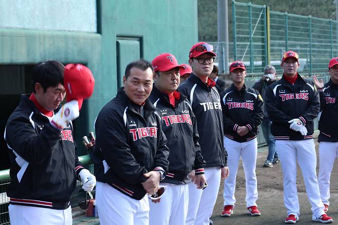 KIA 타이거즈에서 25번째 시즌을 맞이하는 장세홍 코치(왼쪽에서 2번째). 사진제공=KIA 타이거즈
