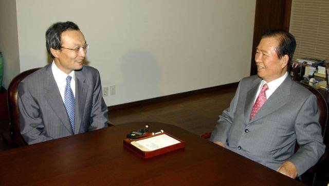 2004년 7월 7일 이해찬 당시 국무총리가 서울 동작구 동교동 김대중도서관에서 김대중 전 대통령을 만나 환담을 나누고 있다. 한국일보 자료사진
