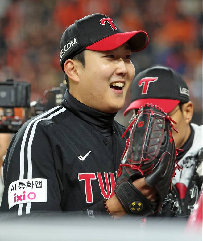 <yonhap photo-7266=""> 미소 짓는 손주영 (대전=연합뉴스) 김준범 기자 = 29일 대전한화생명볼파크에서 열린 2025 프로야구 KBO리그 포스트시즌 한국시리즈 3차전 LG 트윈스와 한화 이글스의 경기. 4회까지 한화 타선을 1점으로 막으며 호투를 이어가는 LG 선발 손주영이 미소 짓고 있다. 2025.10.29 psykims@yna.co.kr/2025-10-29 19:57:56/ <저작권자 ⓒ 1980~2025 ㈜연합뉴스. 무단 전재 재배포 금지, AI 학습 및 활용 금지></yonhap>