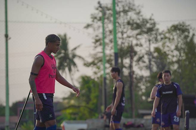 2026시즌을 앞두고 수원FC에 합류한 수비수 델란(왼쪽). 사진=수원FC