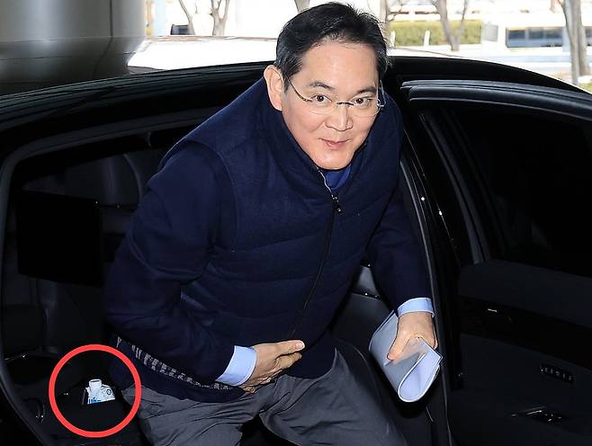 이재용 삼성전자 회장이 26일 서울 강서구 김포비즈니스항공센터에서 고 이건희 선대회장의 국보급 기증 문화재 ‘이건희 컬렉션’의 성공적인 첫 해외 전시를 기념하기 위해 미국으로 출국하기위해 차량에서 내리고 있다. 사진=뉴스1