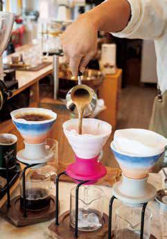 모래 커피는 추출한 다음 종이 필터로 걸러서 제공하기 때문에 깔끔하게 즐길 수 있다.