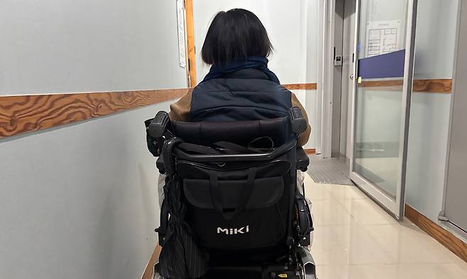 전남 무안 부랑아 수용시설 ‘동명원’에서 당사자 동의 없이 불임 시술을 당한 지체장애인 김은지(가명·49)씨가 전남 목포시 전라남도장애인권익옹호기관에서 기자와 만나 “자궁에 고리를 삽입하고 수년이 지나서야 내 몸에 불임 수술이 된 걸 알았다”고 말하고 있다.