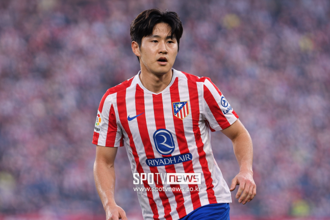 ▲ 이강인은 자신을 높게 평가하지만 로테이션 자원으로 분류하는 엔리케 감독의 종신 체제 아래 오래 남을 가능성이 갈수록 커지고 있다. 토트넘과 아틀레티코가 이강인을 향한 관심을 보였는데 엔리케 감독의 신뢰가 오히려 이적을 막고 있는 모양새다. 현재 시점만 놓고 보면 PSG는 잔류를 택했고 토트넘은 일시 중단 상태에 머물러 있다. 하지만 이 흐름은 종료가 아니라 잠정 보류에 가깝다. 감독 변수와 재계약 변수, 포지션 경쟁의 비중, 프리미어리그 시장의 수요, 한국 시장의 상업성까지 더해지며 이강인의 향후 이동 경로는 다시 관심권으로 돌아올 가능성을 품고 있다.