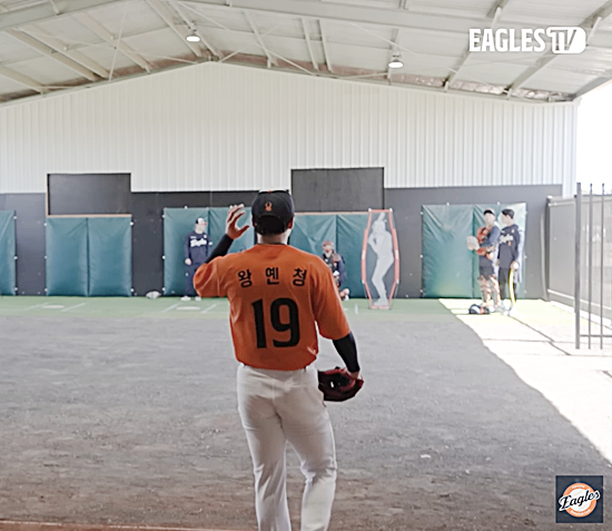 한화 이글스 아시아쿼터 투수 왕옌청이 스프링캠프에서 첫 불펜 피칭을 소화했다. 이날 불펜 피칭을 마친 왕옌청은 '컨디션은 너무 좋고, 몸도 잘 적응하고 있다. 가장 신경 쓴 건 어깨 컨디션이었다. 70~80구 정도 던졌을 때도 타자를 상대로 강한 공을 던질 수 있는지를 봤고, 투구폼을 얼마나 일관되게 유지하며 던지는지도 신경 썼다'며 '점수를 매기자면 60점이다. 아직 훨씬 더 잘할 수 있기 때문'이라고 자신의 투구를 총평했다. 이글스TV