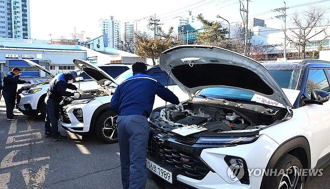 한국GM 직영정비 폐쇄 반발 무상점검 서비스 (인천=연합뉴스) 임순석 기자 = 28일 인천 부평구 인천 쉐보레 직영 정비사업소에서 전국금속노조 한국GM지부 정비부품 지회 조합원들이 쉐보레 차주들의 차량을 무상 점검하고 있다. soonseok02@yna.co.kr