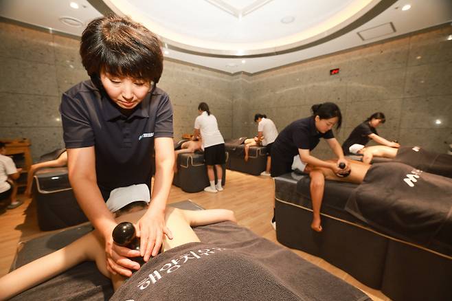 많은 시민들이 전남 완도 해양치유센터에서 다양한 프로그램을 받고 있다. /완도군 제공