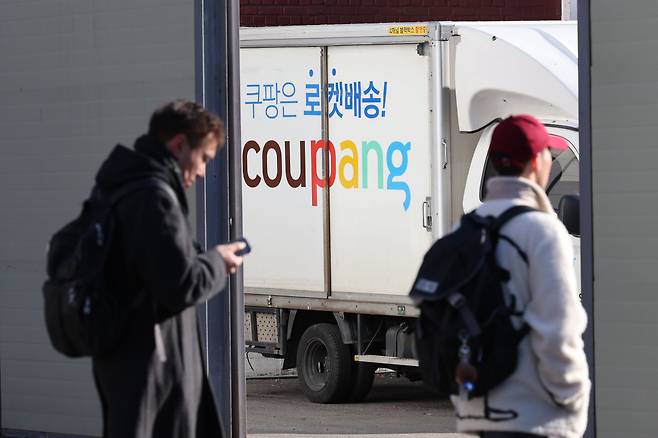 서울 시내 한 쿠팡 물류센터를 오가는 행인들 (뉴시스)