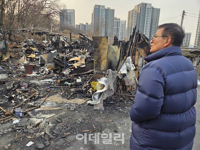 26알 오후 구룡마을 이재민 김규선(66)씨가 지난 16일 발생한 화재로 소실된 자신의 집을 바라보고 있다.(사진=김현재 기자)