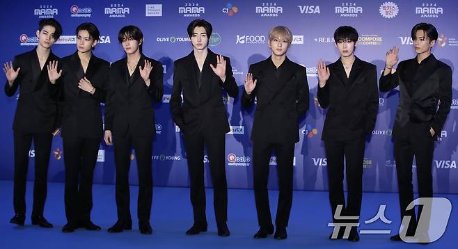엔하이픈 니키(왼쪽부터)와 희승, 제이크, 성훈, 정원, 선우, 제이가 22일 일본 오사카 쿄세라 돔에서 열린 '2024 마마 어워즈'(MAMA AWARDS) 레드카펫 행사에 참석해 포즈를 취하고 있다. 2024.11.22/뉴스1 ⓒ News1 권현진 기자