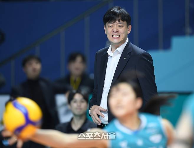 GS칼텍스 이영택 감독이 23일 서울 장충체육관에서 열린 2025~2026 V-리그 도로공사와 경기를 지켜보고 있다. 2025. 12. 23. 장충 | 최승섭기자 thunder@sportsseoul.com