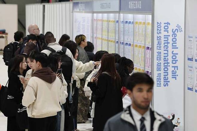 저출생·고령화로 내국인 보험 시장이 정체 국면에 접어들면서 보험업계의 시선이 외국인 고객으로 빠르게 이동하고 있다.ⓒ연합뉴스