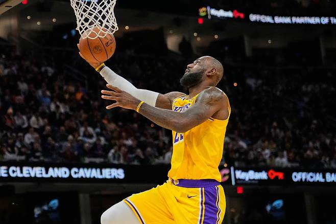 <yonhap photo-5068=""> Los Angeles Lakers forward LeBron James goes to the basket in the second half of an NBA basketball game against the Cleveland Cavaliers in Cleveland, Wednesday, Jan. 28, 2026. (AP Photo/Sue Ogrocki)/2026-01-29 12:04:33/ <저작권자 ⓒ 1980~2026 ㈜연합뉴스. 무단 전재 재배포 금지, AI 학습 및 활용 금지></yonhap>