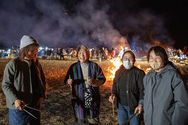 일본 미야자키 현의 산골마을 '난고촌'에서는 백제 왕족을 기리는 축제 '시와스 마쓰리'를 1300년 넘게 이어오고 있다. 논에 불을 붙이고 주민이 한 데 모여 음식을 나누는 모습이 정겹다.