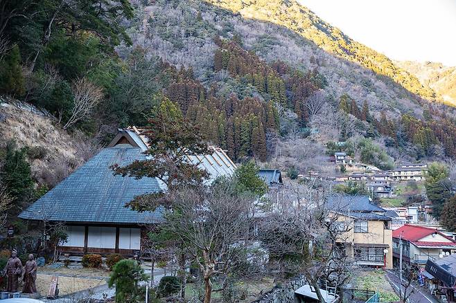 시바촌 마을 풍경. 왼쪽에 보이는 건물이 국가 중요문화재로 지정된 쓰루토미 저택이다. 여관으로 운영 중이다.