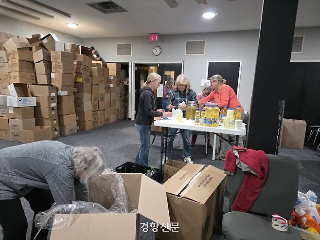 27일(현지시간) 미국 미니애폴리스 지역주민들이 인근 DHH 교회에서 자원봉사자들이 이민자 가정에 전달할 식료품 상자를 만들기 위해 식용유를 소분하고 있다. 미니애폴리스의 이민자 대다수는 현재 ICE의 대대적인 추방 작전으로 공포로 외출을 하지 못하고 있다. 미니애폴리스 | 정유진 특파원