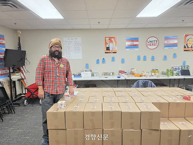 27일(현지시간) 이민자 노조원 가정에 전달할 식료품 박스 앞에 서 있는 트윈시티 호텔·레스토랑 노조 사무국장인 셰이 프리버그. 미니애폴리스 | 정유진 특파원