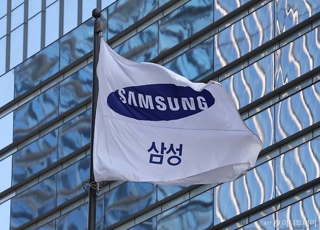 (서울=뉴스1) 김성진 기자 = 삼성전자가 2025년 4분기 반도체 사업에서 16조4000억원의 영업이익을 거뒀다. 전체 분기 영업이익은 20조원을 넘겼다. 한국 기업 최초 기록이다. 삼성전자는 연결 기준 지난해 4분기 매출은 1년 전보다 23.8% 증가한 93조8374억원, 영업이익은 209.2% 증가한 20조737억원으로 집계됐다고 29일 밝혔다. 지난해 연간 매출은 전년 대비 10.9% 증가한 333조6000억원으로 역대 최대 규모를 기록했다. 연간 영업이익은 33% 늘어난 43조6000억원을 기록했다. 사진은 이날 오전 서울 서초구 삼성전자 서초 사옥. 2026.1.29/뉴스1 Copyright (C) 뉴스1. All rights reserved. 무단 전재 및 재배포, AI학습 이용 금지. /사진=(서울=뉴스1) 김성진 기자