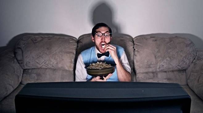 동영상 ‘몰아보기’ 중독은 우울증, 외로움, 자기조절 결핍, 비만 등과 밀접한 연관이 있는 것으로 나타났다. 미국 캘리포니아대 제공