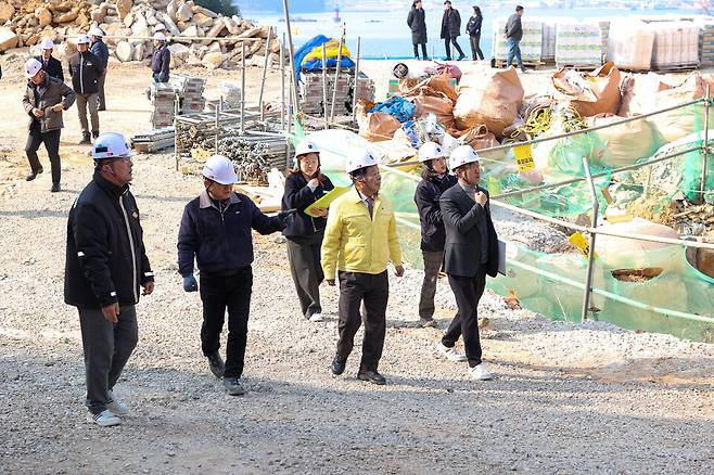 이상근 고성군수와 최을석 고성군의회 의장이 29일 해양치유센터 공사 현장을 점검하고 있다. ⓒ고성군 제공