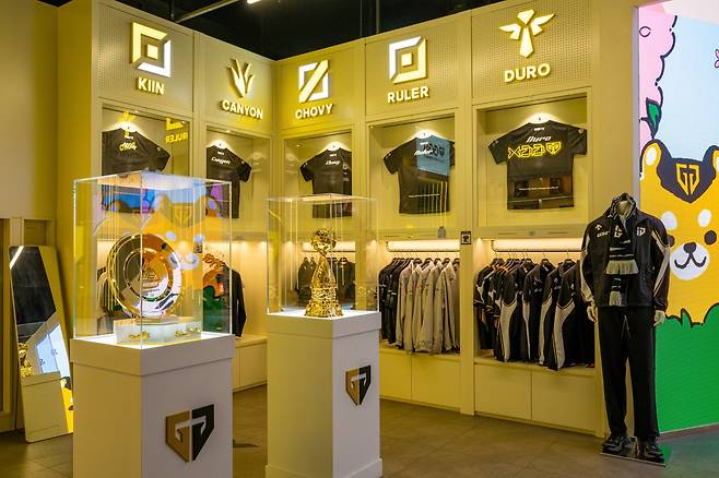 젠지GGX에 전시한 트로피와 유니폼