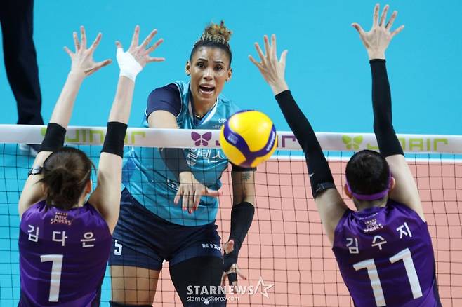 2025-2026시즌 V리그 여자부 GS칼텍스 대 흥국생명 경기가 29일 서울 장충체육관에서 열렸다. GS칼텍스 실바가 흥국생명 김다은, 김수지의 더블 블로킹 위로 강스파이크를 날리고 있다. /사진=김진경 대기자