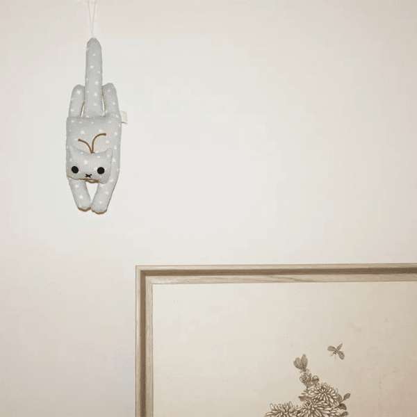 글로시 럭키캣 액막이 도어벨 고대 이집트에서 신성한 존재로 숭배됐던 고양이의 수염을 부적으로 만든 것에서 착안한 도어벨. 35000원