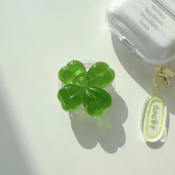 나인틴프라이데이 네잎클로버 스마트톡 네잎클로버 모양의 스마트톡. 입체적인 모양과 투명한 색감이 보는 것만으로도 힐링이 되는 아이템이다. 10900원