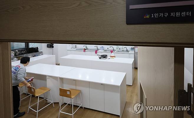 1인 가구 첫 800만 넘어 (서울=연합뉴스) 이진욱 기자 = 지난해 1인 가구가 처음으로 800만 가구를 넘었다. 전체 가구 중 비중도 36%대로 역대 최고였다. 사진은 이날 서울 성동구 1인가구 지원센터 공유주방 모습. 2025.12.9 cityboy@yna.co.kr