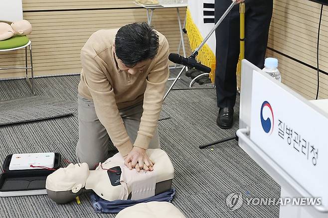 개정된 심폐소생술 시연하는 이창희 교수 (세종=연합뉴스) 김주성 기자 = 질병관리청과 대한심폐소생협회는 29일 충북 오송 질병관리청에서 '2025 개정 한국 심폐소생술 가이드라인'을 발표했다.
사진은 이창희 남서울대 응급구조학과 교수가 개정된 심폐소생술에 따라 여성의 속옷을 탈의하지 않고 자동심장충격기 패드를 부착하는 방법을 시연하는 모습. 2026.1.29 utzza@yna.co.kr