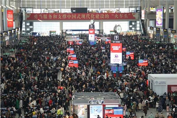 2024년 1월 춘절 귀성객들로 붐비는 중국 상하이 훙차오역. 일본경제신문 1월 29일