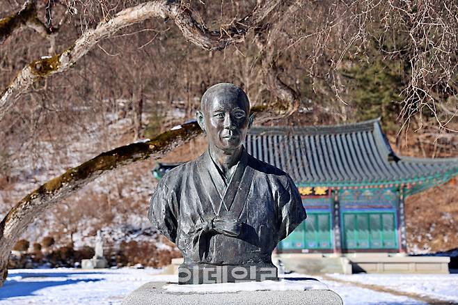 만해 한용운 선사 흉상. 백담사에 머물며 ‘님의 침묵’을 완성한 그의 시간이 이곳에 이어진다.