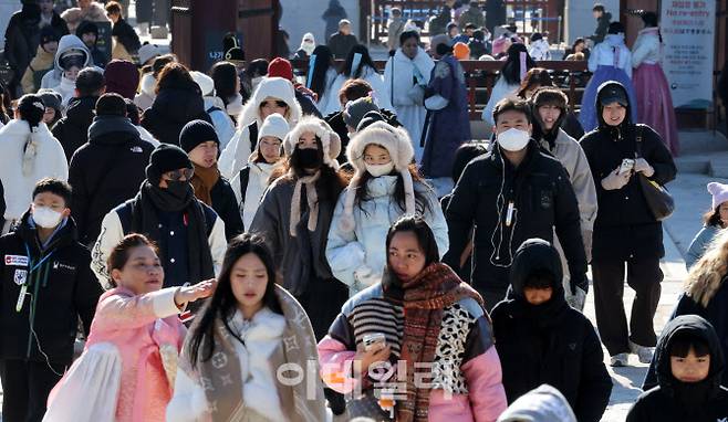 2026년 병오년(丙午年) 새해 첫날부터 전국에 영하권 강추위가 찾아온 가운데 서울 경복궁을 찾은 외국인 관광객들이 두터운 패딩과 방한용품을 착용하고 있다. (사진=이데일리 방인권 기자)