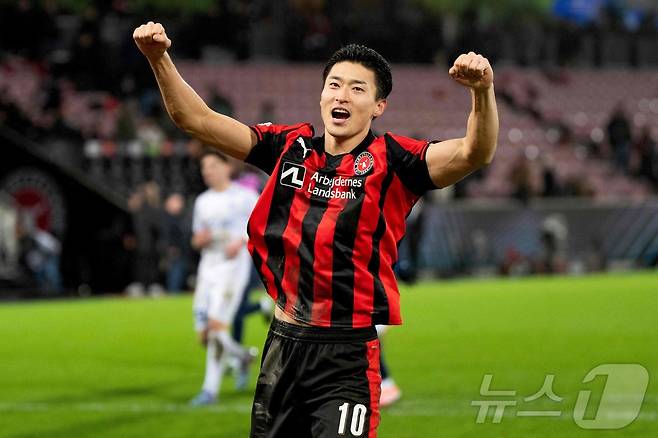 미트윌란 공격수 조규성은 팀의 2025-26 UEFA 유로파리그 16강 직행에 힘을 보탰다. ⓒ AFP=뉴스1