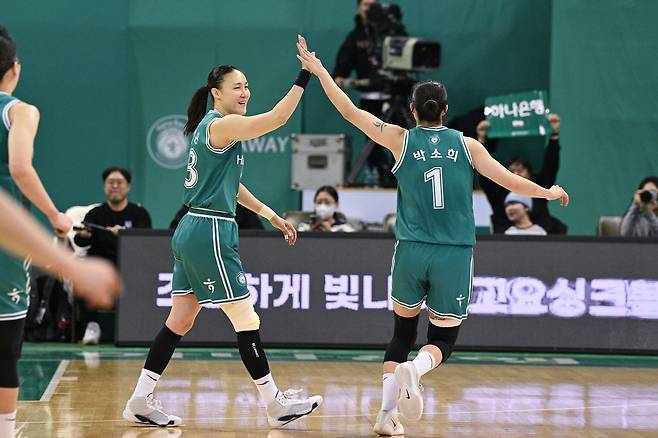 여자 프로농구 부천 하나은행이 2연패에서 탈출하며 선두를 유지했다. (WKBL 제공)
