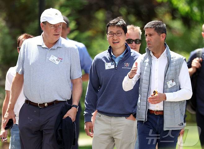 김범석 쿠팡아이앤씨 이사회 의장(가운데)이 지난 2023년 7월 13일 미국 아이다호주 선밸리에서 열린 '앨런 앤드 컴퍼니 콘퍼런스(Allen & Company Sun Valley Conference)'에서 케빈 워시 전 연준 이사(오른쪽), 전설적인 헤지펀드 투자자 스탠리 드러켄밀러(왼쪽)와 함께 걷고 있다. 워시 전 이사는 2019년부터 쿠팡의 사외이사를 맡아 김 의장의 멘토 역할을 해온 것으로 알려졌다. ⓒ AFP=뉴스1