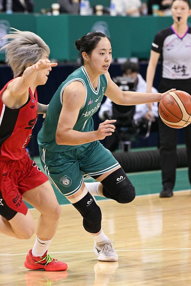 하나은행 박소희가 30일 부천체육관에서 열린 BNK금융 2025~2026 여자프로농구 정규리그 BNK와 경기에서 드리블 돌파 하고 있다. 사진 | WKBL