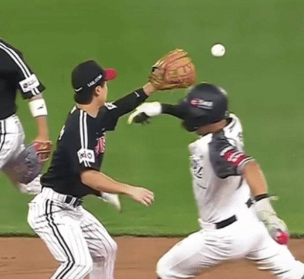 지난해 6월24일 수원 KT-LG전 6회말 2사 만루에서 KT 1루주자 배정대가 2루 포스아웃 상황에 슬라이딩 대신 전력질주로 2루를 밟고 지나가는 순간. 출처=티빙 중계화면