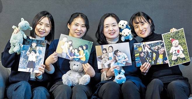 지난 28일 서울 서초구 비원메디슨코리아 사무실에서 직원들이 자녀 사진을 들고 활짝 웃고 있다. 비원메디슨코리아는 재택근무와 유연근무 등을 통해 아이를 키우는 직원들의 일·가정 양립을 적극 지원하고 있다./김지호 기자