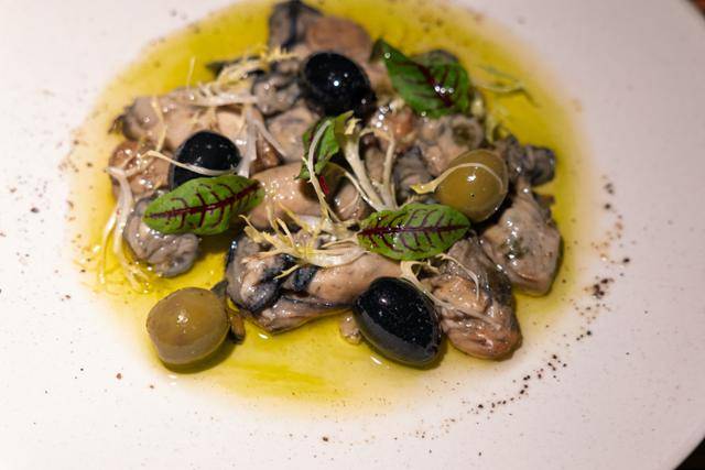 더 큐어링에서 판매 중인 훈제 굴 요리.