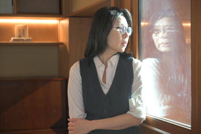 지난달 서울 성수동 LCDC SEOUL 1층, 카페 이페메라에서 만난 작가 겸 칼럼니스트 곽정은. 명상을 통해 자신을 새롭게 들여보는 경험 자체가 인간을 변화시킨다고 말했다. 최주연 기자