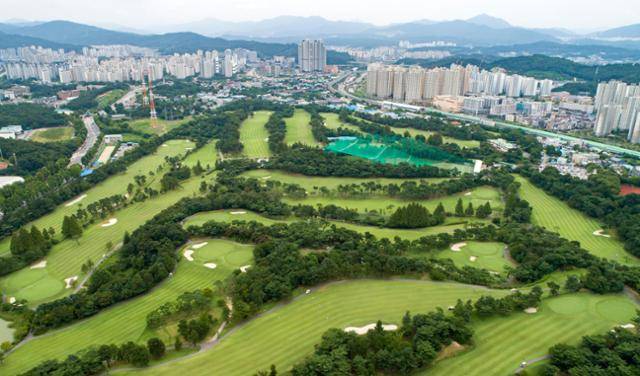 정부가 6,800호를 공급하겠다는 조선왕릉 태릉·공릉 인근 서울 노원구 태릉골프장. 연합뉴스