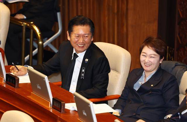 정청래 더불어민주당 대표가 29일 오후 서울 여의도 국회에서 열린 본회의에서 이언주 수석최고위원과 밝게 웃고 있다. 뉴시스