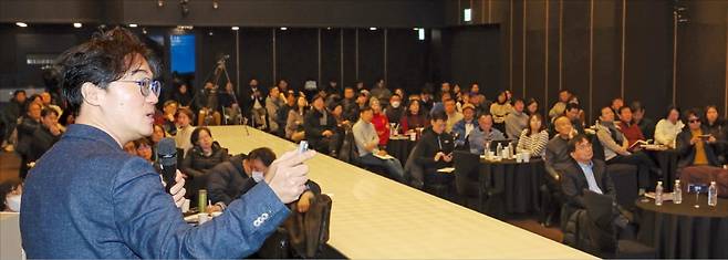 손재권 더밀크 대표가 29일 ‘CES 2026 이후 투자 전략’ 세미나에서 피지컬 인공지능(AI)의 미래 및 투자 전략에 대해 설명하고 있다. /문경덕 기자